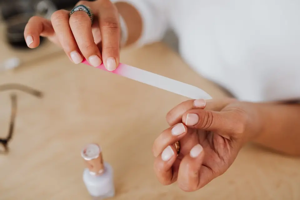 Nagels die met een glazen vijl worden gevijld